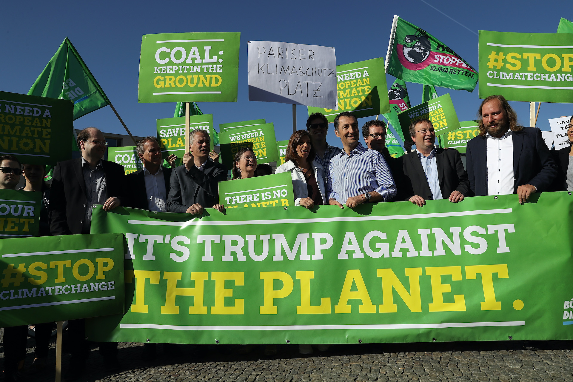 Una protesta contro la decisione di Donald Trump di ritirare gli Stati Uniti dall'accordo di Parigi