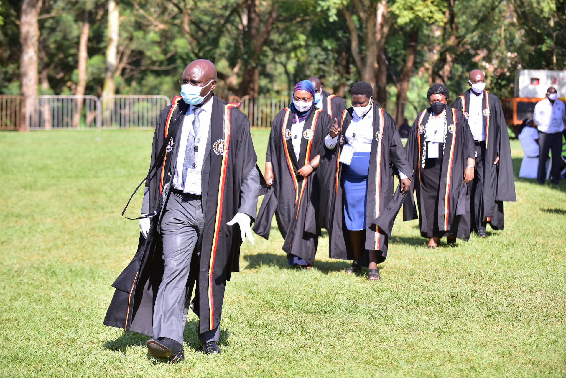 Membri della commissione elettorale ugandese che camminano verso la tenda dove sono stati annunciati i risultati delle elezioni