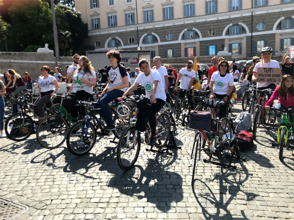 Rome, 25,000 people take part in the Fridays for Future strike with Greta Thunberg ...